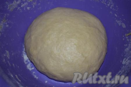 Получившуюся массу перемешиваем до однородности, затем понемногу добавляем растительное масло, замешивая тесто. Вымешиваем тесто, примерно, 10 минут. Оно должно получиться гладким, не липнуть ни к рукам, ни к столу. По консистенции оно получается мягким, не очень плотным, но упругим.
