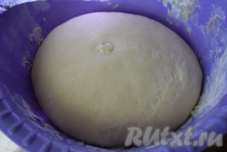 Ставим тесто для подхода в теплое место без сквозняков на 1 час. За это время тесто хорошо увеличится в объёме.