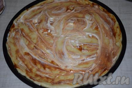 На тесто наносим кетчуп и майонез, размазываем их по всему периметру пиццы.