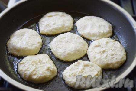 Подготовленные сырники кладем в разогретую сковороду с растительным маслом.