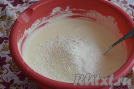 К получившейся массе добавляем муку и ванилин.