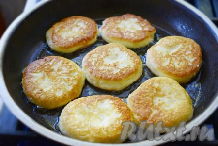 Жарим сырники на медленном огне с двух сторон до аппетитной золотистой корочки (примерно, по 5 минут с каждой стороны).