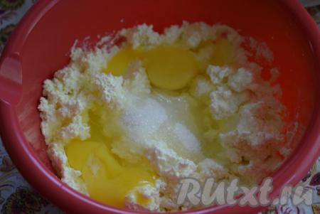 Затем вбиваем яйца и тщательно растираем до однородности.