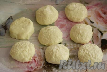 Соду в сырники класть не надо, она расщепляет творог и сырники начинают плавиться на сковороде, а этого нам не нужно! По консистенции творожное тесто для сырников должно получиться достаточно густым, чтобы его можно было брать ложкой и при этом тесто с ложки не сползало. Смачиваем руки растительным маслом и формируем наши сырники. Для этого отщипываем от теста кусочек размером с крупный грецкий орех и формируем из него шарик, который расплющиваем между ладонями.