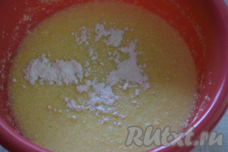 Добавить к смеси разрыхлитель.