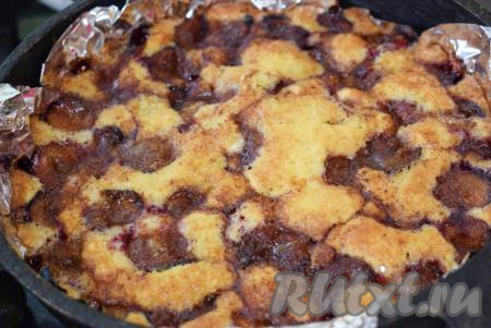 Отправить выпекаться в духовку, разогретую до 180 градусов, на 45-50 минут. Готовность проверяем лучинкой - она должна быть сухой при прокалывании теста.