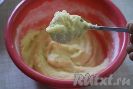 Готовое тесто получается по консистенции однородным и густым.