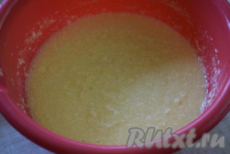 Продолжая взбивать ингредиенты&nbsp;миксером, ввести яйца, добавляя их по одному.