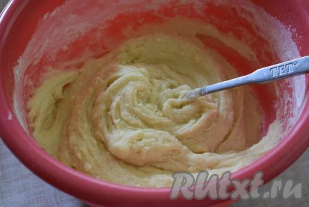 Ложкой всыпать просеянную муку и перемешать тесто.