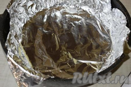 Форму для выпечки (у меня форма диаметром 22 см) застелить пергаментом или фольгой.
