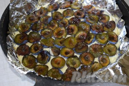 Поверх теста разложить половинки слив срезом вверх, не вдавливая их в тесто!