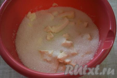 Для&nbsp; приготовления вкусного сливового&nbsp;пирога сначала включаем&nbsp;духовку и даем ей разогреться до температуры 180 градусов. Пока она разогревается, мы приготовим тесто и начинку. Размягченное сливочное масло&nbsp;взбить с 200 граммами сахара (я брала 130 грамм сахара, чтобы пирог получился менее сладким), добавив соль и ванилин.