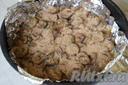 Посыпать этой смесью подготовленный сливовый пирог.