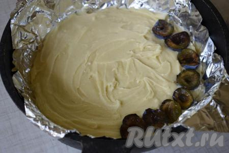 Тесто переложить в застеленную форму.