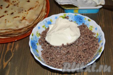 Затем добавить в сердечки мягкий сыр и немного посолить.