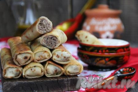 Подать наивкуснейшие, нежные блинчики с куриными сердечками в горячем виде со сметанкой.