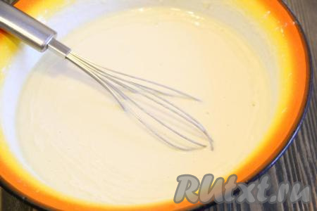 Приготовить тесто для блинов, для этого к яйцам всыпать сахар и соль, влить молоко, слегка перемешать.&nbsp;Затем всыпать муку и венчиком перемешать тесто до однородности. В конце влить растительное масло и ещё раз перемешать. Тесто получится не очень жидким.&nbsp;