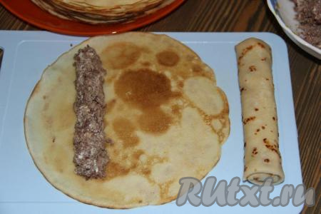 Выложить начинку из куриных сердечек на блинчик и завернуть в виде конвертика. Форму конвертиков выбирайте сами.