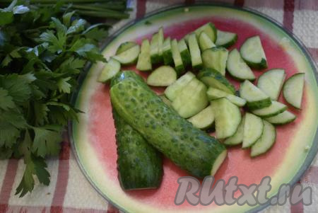 Нарезаем огурцы на полукружочки.