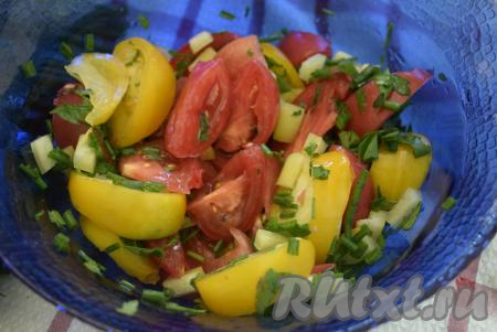 Нарезанные огурцы, помидоры, болгарский перец, зеленый лук и зелень складываем в салатник, перемешиваем салат.