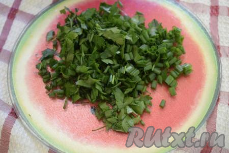 Зелень и зеленый лук нарезаем мелко.