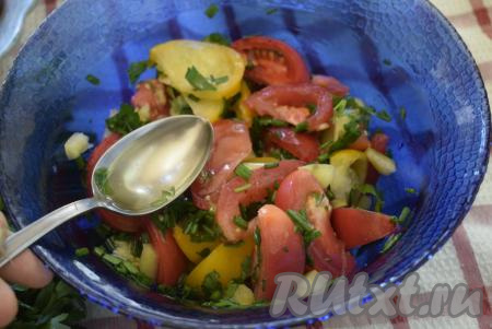 Солим, перчим и заправляем салат растительным маслом.