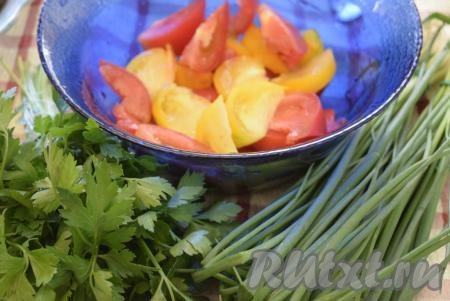 Помидоры режем на дольки. Помидоры разных цветов сделают этот салат очень ярким.