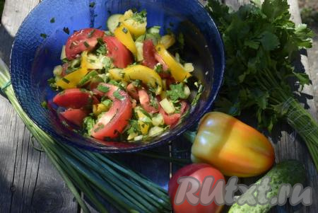 Сочный, вкусный&nbsp;салат из помидоров, огурцов и болгарского перца можно подать к завтраку (например, с яичницей), а также&nbsp;к обеду или ужину. Он прекрасно подходит к любым блюдам - как к мясным, так и к овощным, а также к соленым пирогам и пирожкам.