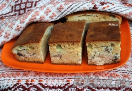 Аппетитный, вкусный пирог с рыбными консервами из сметанного теста готовится достаточно быстро, поэтому обязательно воспользуйтесь этим рецептом! 