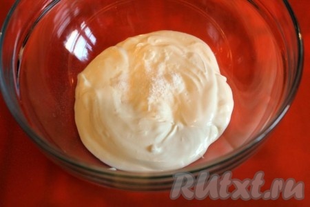 Для приготовления теста добавьте соду в сметану и размешайте.