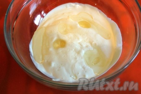 Затем влейте растительное масло, посолите.