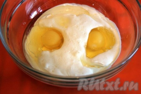 После добавления яиц тщательно перемешайте.