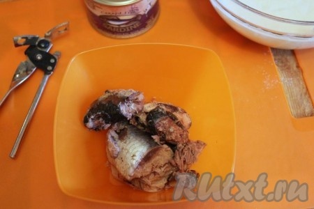 Для начинки пирога подготовьте рыбу из консервов, т.е. немного поломайте её на кусочки и слейте жидкость.