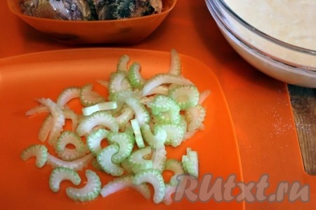 Стебель сельдерея нарежьте на кусочки поперек.