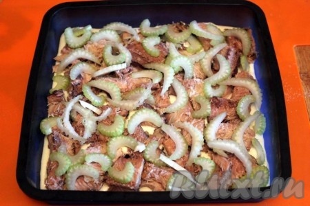 Затем на слой рыбы уложите кусочки сельдерея.