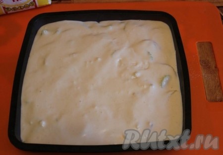 Осталось залить начинку оставшимся тестом и поставить в тёплую духовку. Выпекать пирог с рыбными консервами при температуре 200 градусов около получаса.