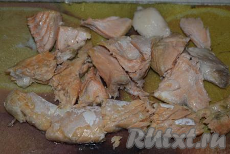 Когда рыба сварится, достаем ее из бульона и отделяем&nbsp;от костей.