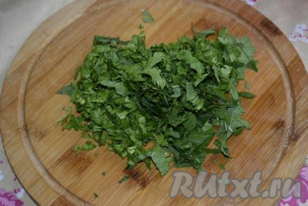 Когда картофель сварится, добавляем в рыбный суп обжаренные овощи, горошины душистого перца, доводим до кипения и варим с момента закипания 2 минуты на небольшом огне, перчим по вкусу, затем снимаем с плиты. Зелень мелко нарезаем.