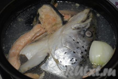 Наливаем холодную воду в кастрюлю, кладем в нее суповой набор из семги и 1 очищенную луковицу, ставим на огонь.&nbsp;