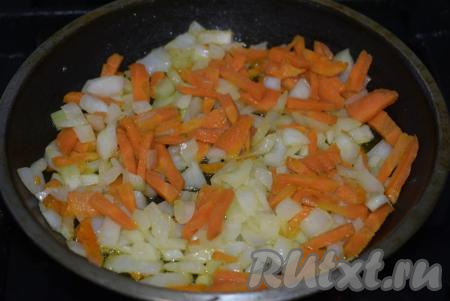 Разогреваем растительное масло на сковороде, выкладываем нарезанные морковку и лук, обжариваем на слабом огне, помешивая, до прозрачности лука (примерно, минут 5).