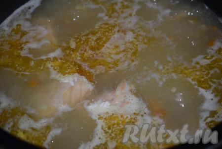 Доводим воду до кипения. Снимаем пену с кипящего бульона и уменьшаем огонь. Рыба должна вариться на медленном огне, примерно, 40 минут (до полной готовности).