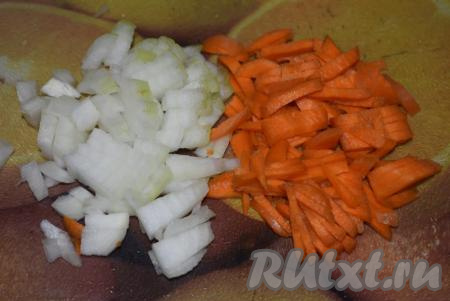 Бульон процеживаем, так как при варке в нем могут оказаться кости, и убираем луковицу (она больше не понадобится). Кусочки семги, очищенные от костей, выкладываем в кастрюлю с процеженным бульоном (кусочки семги можно и не добавлять в бульон, а разложить порционно в тарелки при подаче). Очищенный картофель нарезаем на дольки и кладем в рыбный бульон, ставим на огонь, после закипания уменьшаем огонь и варим картошку до готовности (примерно, 10-15 минут), подсолив рыбный суп по вкусу. Пока картофель варится, очищаем 1 луковицу и морковь, мелко нарезаем.