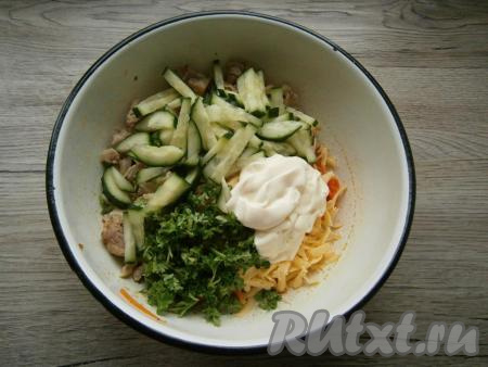 Сюда же добавить нарезанный брусочками огурец и майонез.