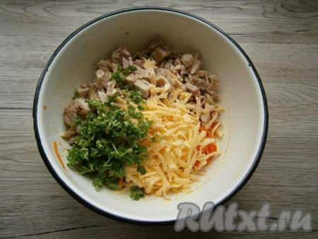 В салат из корейской морковки и курицы добавить натертый на крупной терке сыр и измельченную зелень петрушки.
