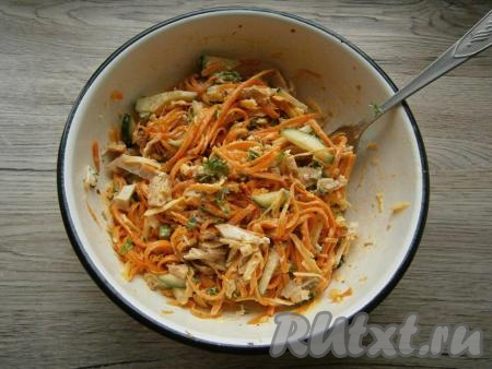 Салат посолить и поперчить по вкусу, хорошенько перемешать.