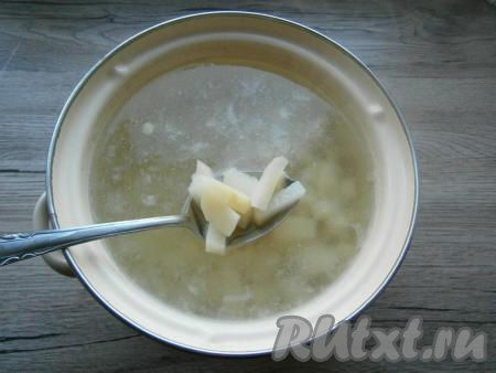 Воду в кастрюле вскипятить, посолить, выложить картофель. Варить его минут 20-25 с момента закипания на небольшом огне.