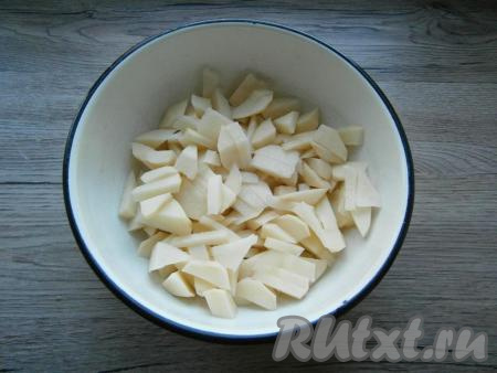 Картофель очистить и нарезать на небольшие ломтики.