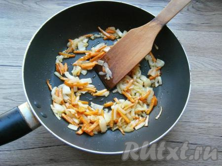 Обжарить овощи, помешивая, до мягкости на среднем огне.