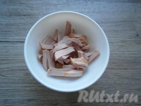 Колбасу нарезать брусочками.