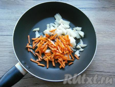 Лук и морковь очистить, нарезать лук небольшими кусочками, морковь - соломкой. Выложить овощи в сковороду, влить растительное масло.